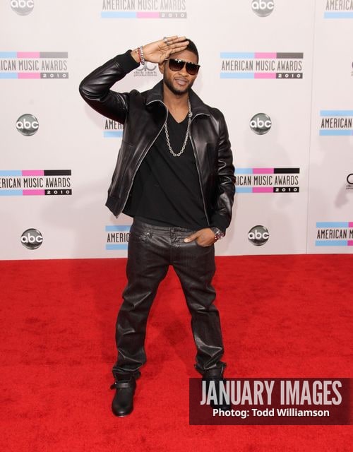 LOS ANGELES, CA - NOVEMBER 21:  Singer Usher arrives at the 2010 American Music Awards held at Nokia Theatre L.A. Live on November 21, 2010 in Los Angeles, California.  (Photo by Todd Williamson/JanuaryImages)