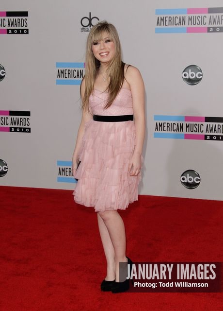 LOS ANGELES, CA - NOVEMBER 21:  Actress Jennette McCurdy arrives at the 2010 American Music Awards held at Nokia Theatre L.A. Live on November 21, 2010 in Los Angeles, California.  (Photo by Todd Williamson/JanuaryImages)